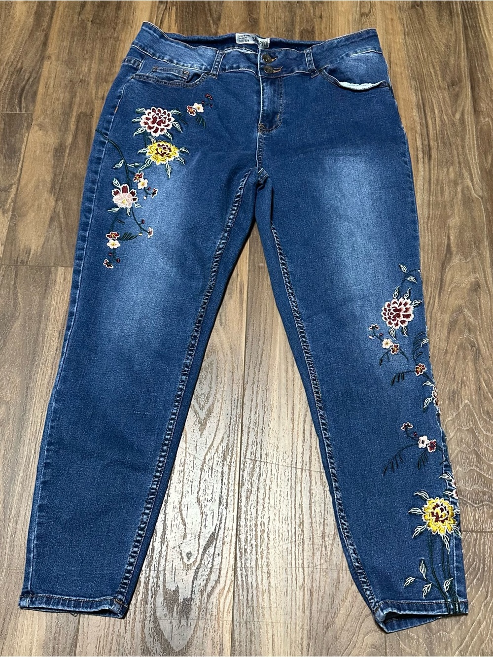 Sandpiper Women’s Floral Embroidered Jeans 16W